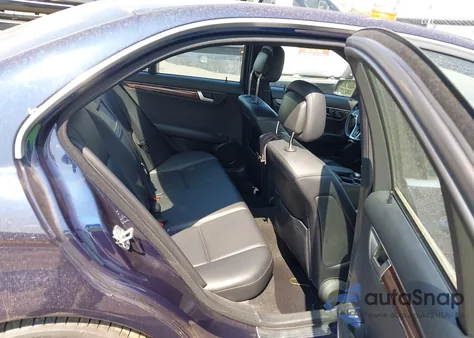 2013 Mercedes-Benz C 300 Luxury 4Matic/Sport 4Matic z USA, uszkodzony, nr VIN WDDGF8AB6DR276931